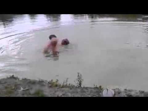 Куче спасява стопанина си от удавяне за броени секунди