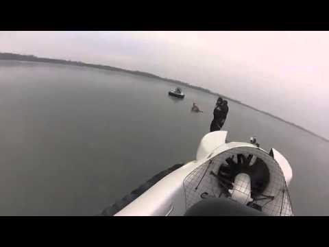 Баща и син спасяват елени от заледено езеро