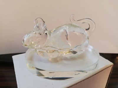 СТЪКЛЕНА ФИГУРА ПЛЪХ НА СТЪКЛЕНА ПОСТАВКА - носи късмет и материално благополучие