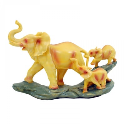 Слон с две слончета на скала