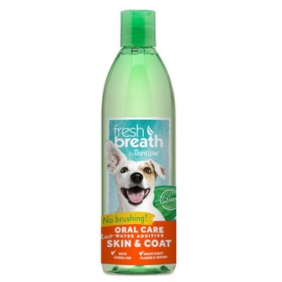 Добавка за вода за подобряване дъха на домашния любимец Tropiclean SKIN & COAT, със съдържанието на мастни киселинни омега 3 и 6 за здрава кожи и козина, 473мл