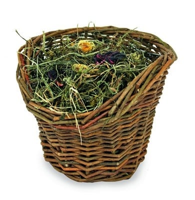 Върбова кошница със сено