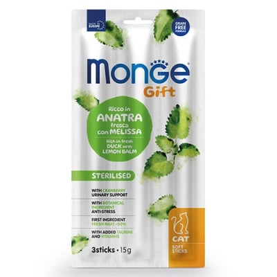 Monge Gift Soft Sticks Sterilised, лакомство за кастрирани котки, с патешко, маточина и червени боровинки, 15гр