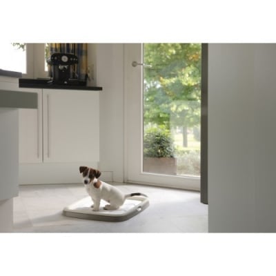 Хигиенен комплект със седем сменяеми подложки за малки кученца с размер 45 х 30 см. Предпазва от разнасяне на подложките и замърсяване на пода