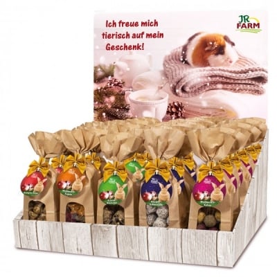 Коледен дисплей с различни коледни закуски за всички гризачи.