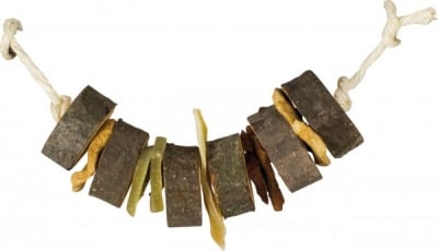 "JR Farm" - Плодовата верига комбинация от сушени плодове и парчета дърво