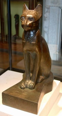 Египетска склуптура на котка в Лувъра