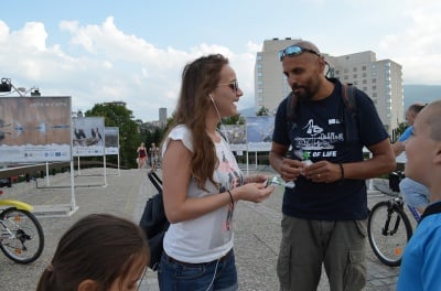 Вижте защо в центъра на София раздаваха сол от Атанасовското езеро