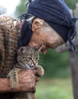 Глуха и незряща възрастна жена продължава да се грижи с любов за животните си