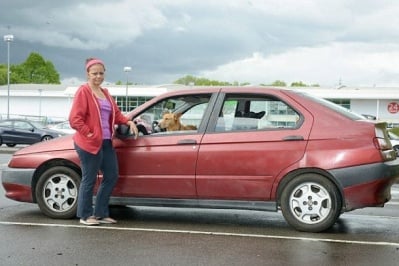 Хилъри в кола