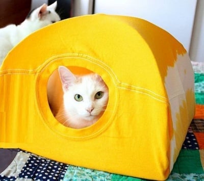 Как да направим къщичка за котки от тениска и закачалка?
