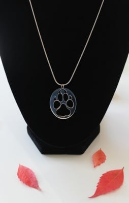 Колие с форма на ЛАПИЧКА - от медицинска стомана