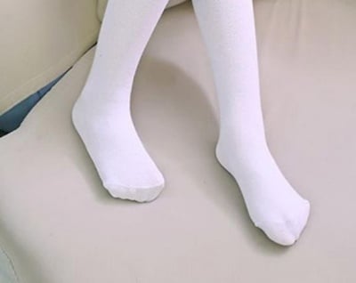Крака с бели чорапи