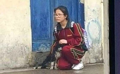 Момиче и бездомно кученце в дъжда