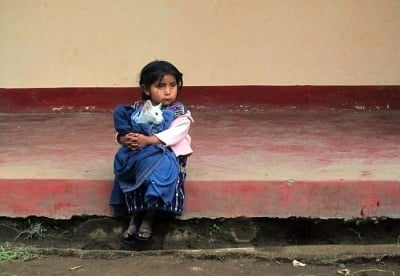 Бедно момиченце от Гватемала прегръща котката си