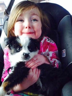 Момиченце с черно кученце