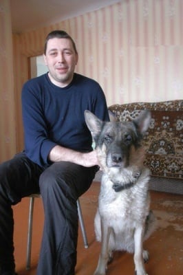 Незрящ стопанин спасява своето куче