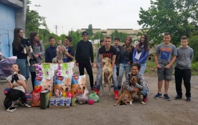 Ученици- дарение на животни