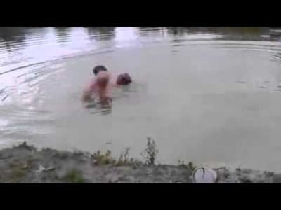 Куче спасява стопанина си от удавяне за броени секунди