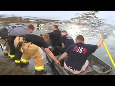 Група смелчаци спасяват живота на куче, паднало в ледените води на езеро