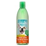 Добавка за вода за подобряване дъха на домашния любимец Tropiclean SKIN & COAT, със съдържанието на мастни киселинни омега 3 и 6 за здрава кожи и козина, 473мл