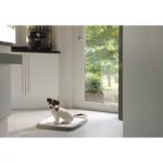 Хигиенен комплект със седем сменяеми подложки за малки кученца с размер 45 х 30 см. Предпазва от разнасяне на подложките и замърсяване на пода