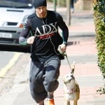 Чанинг Тейтъм тича с кучето си