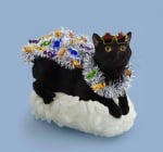 Черна котка със слънчеви очила върху ориз за суши