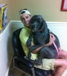 Черно куче се гушка в стопанина си от страх