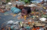 Дете се къпе в боклуци