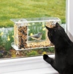 Хранилка за птички на прозореца