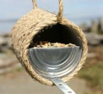 Хранилка за птици от консерва и въже