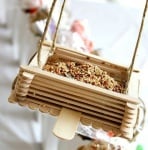 Хранилка за птици от сладоледени клечки