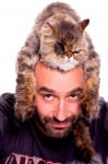 Калин Вельов с котка на главата