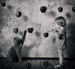 Котка и дете си играят