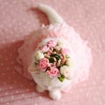 Котката Ура с капела на цветя