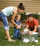 Къпане на кучето в двора