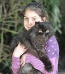 Малко момиченце с котка на два крака