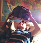 Момче чете с котка