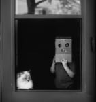 Момче и котка на вратата