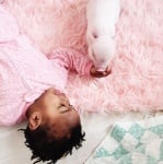 Момиченце и прасенце