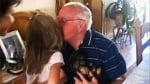 Момиченце подарява кученце на дядо си