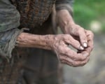 Ръцете на възрастна жена