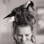 Свраката Пингвин в косата на момиче